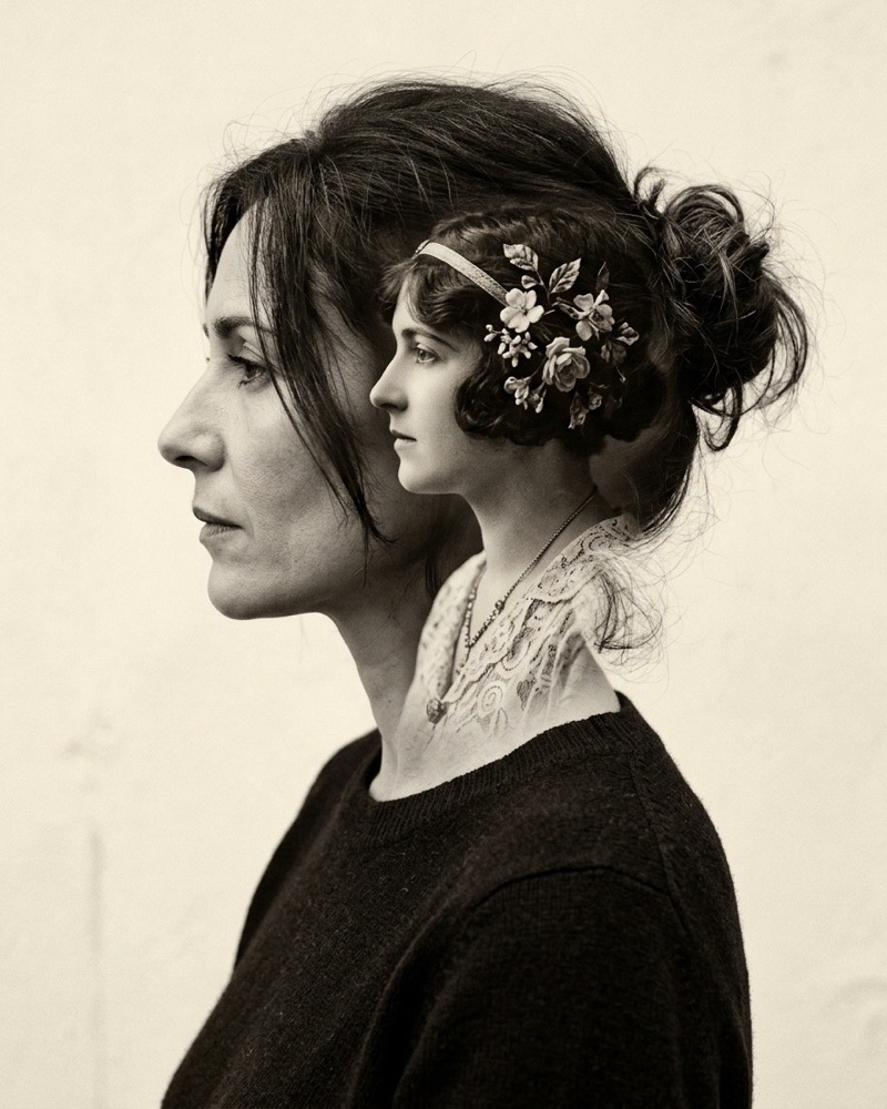 Une femme de profil, et dans sa silhouette le portrait de sa grand-mère